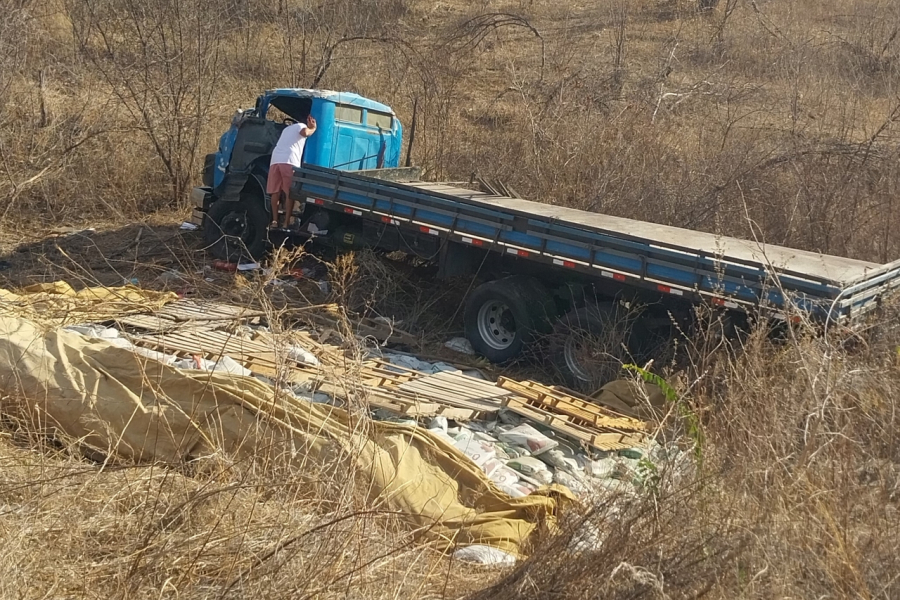 Caminhão carregado com argamassa perde freio e tomba na rodovia PB-391, em Sousa